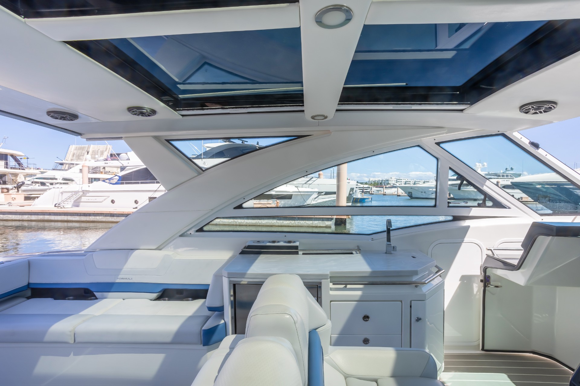 Yacht Photo 31